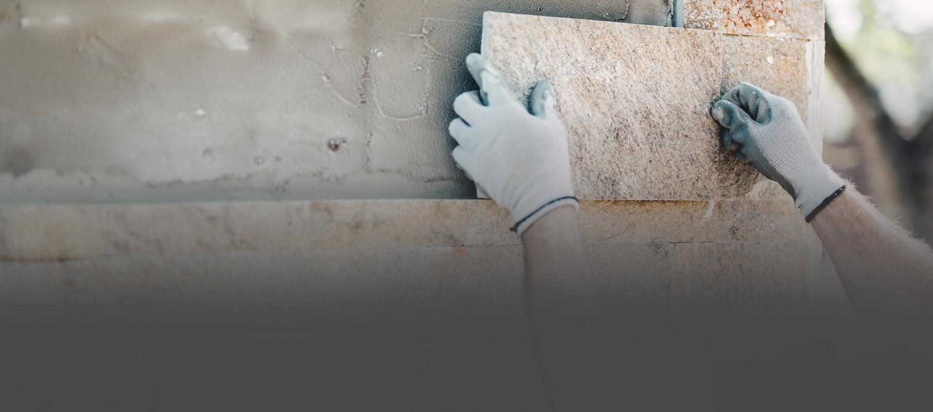 Slajd 1 - specjalista układający gres